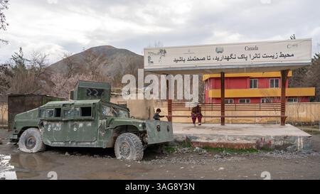 i trasporti pubblici si fermano e un veicolo militare si è schiantato Foto Stock