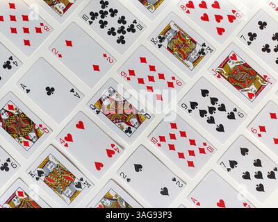 Un bellissimo piatto di carte da gioco classiche, perfettamente disposte in diagonale che mette in risalto sia il colore che la simmetria. Foto Stock