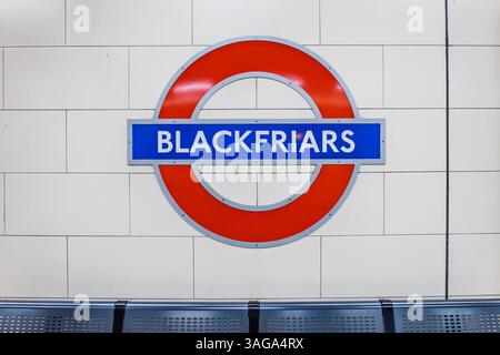 Blackfriars - insegna rossa della metropolitana di Londra. Londra, Regno Unito, 14 gennaio 2024 Foto Stock