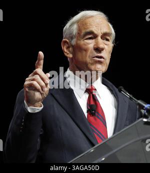 7 giugno 2012 - Fort Worth, Texas, USA - il candidato presidenziale repubblicano Ron Paul affronta la sessione di apertura della convention repubblicana dello stato del Texas al FWCC giovedì 7 giugno 2012, a Fort Worth, Texas. (Immagine di credito: © Ron T. Ennis/Fort Worth Star-Telegram/MCT/ZUMAPRESS.com) Foto Stock