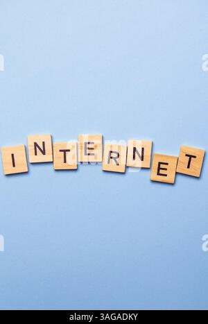 Le piastrelle di legno scrivono la parola "Internet" su uno sfondo azzurro. Foto Stock