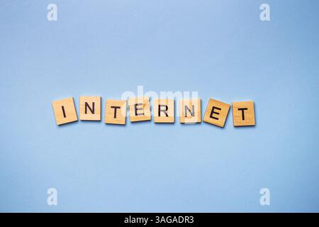 Le tessere in legno scrivono la parola "INTERNET" su uno sfondo azzurro. Foto Stock