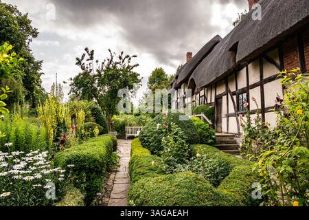 Pittoresco cottage con tetto di paglia e giardino di Anne Hathaway, moglie di Shakespeare, a Stratford-upon-Avon, Regno Unito. Foto Stock