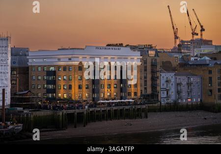 Londra, Regno Unito: Pickfords Wharf e Old Thameside Inn sulle rive del Tamigi a Southwark, Londra al crepuscolo. Foto Stock