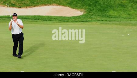 24 giugno 2012 - Cromwell, Connecticut, U. S - ROLAN THATCHER reagisce al suo putt mancato sul green numero 18 a TPC River Highlands durante l'ultimo round di gioco del Travelers Championship. (Immagine di credito: © Brian Ciancio/ZUMAPRESS.com) Foto Stock
