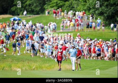24 giugno 2012 - Cromwell, Connecticut, Stati Uniti - la galleria segue BUBBA WATSON durante l'ultimo round del Travelers Championship alle TPC River Highlands di Cromwell, Connecticut. (Immagine di credito: © Geoffrey Bolte/ZUMAPRESS.com) Foto Stock