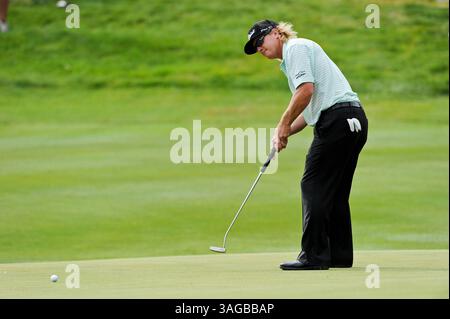 24 giugno 2012 - Cromwell, Connecticut, Stati Uniti - CHARLIE HOFFMAN putt sul 13° green durante l'ultimo round del Travelers Championship alle TPC River Highlands a Cromwell, Connecticut. (Immagine di credito: © Geoffrey Bolte/ZUMAPRESS.com) Foto Stock