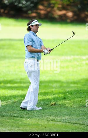 24 giugno 2012 - Cromwell, Connecticut, Stati Uniti - BUBBA WATSON guarda il suo colpo alla 10a buca durante l'ultimo round del Travelers Championship al TPC River Highlands a Cromwell, Connecticut. (Immagine di credito: © Geoffrey Bolte/ZUMAPRESS.com) Foto Stock