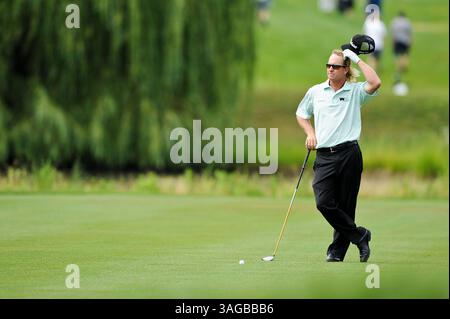 24 giugno 2012 - Cromwell, Connecticut, Stati Uniti - CHARLIE HOFFMAN si gratta la testa sul 13° fairway durante l'ultimo round del Travelers Championship alle TPC River Highlands a Cromwell, Connecticut. (Immagine di credito: © Geoffrey Bolte/ZUMAPRESS.com) Foto Stock