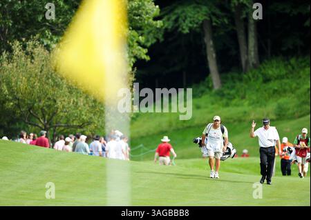 24 giugno 2012 - Cromwell, Connecticut, Stati Uniti - ROLAND THATCHER si rivolge alla folla sul quindicesimo fairway durante l'ultimo round del Travelers Championship presso le TPC River Highlands a Cromwell, Connecticut. (Immagine di credito: © Geoffrey Bolte/ZUMAPRESS.com) Foto Stock