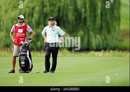 24 giugno 2012 - Cromwell, Connecticut, Stati Uniti - CHARLIE HOFFMAN aspetta con il suo caddy sul 13° fairway durante l'ultimo round del Travelers Championship alle TPC River Highlands a Cromwell, Connecticut. (Immagine di credito: © Geoffrey Bolte/ZUMAPRESS.com) Foto Stock