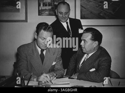 Lee Savold per raccogliere fondi per i fieles della Gran Bretagna. La fotografia mostra:- Lee Savold (a sinistra) 'Iscriviti' oggi, con Billy Butlin (a destra) e Bill Daly sullo sfondo, scattato oggi a Londra. Bill Daly oggi, insieme alla Butlin Organisation per Lee Savold, che si esibirà in Una serie di mostre presso i campi di Butlin, l'obiettivo delle mostre sarà quello di raccogliere fondi per i campi di gioco della Gran Bretagna. Recentemente Butlin ha promesso al duca di Edimburgo di donare non meno di 15.000 sterline alla National Playing Fields Association, di cui il duca è presidente. 21 giugno 1950. (Foto di Fox Foto Stock