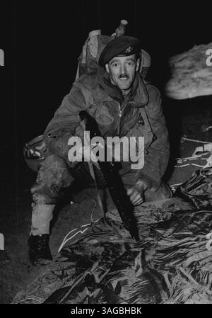 I Red Devils entrano nell'operazione Holdfast -- caporale Andrew Ferguson, di Glasgow, fotografato dopo l'atterraggio in Germania. Ha appena finito il paracadute ed è pronto per l'azione. Tre compagnie di paracadutisti del fine settimana il 46° battaglione paracadutisti della 16° Divisione dell'Esercito territoriale - sono scese dalla pioggia da nove aerei boxcar durante l'operazione Holdfast in Germania ieri. Hanno fatto una delle cadute di paracadute più perfette di sempre, proprio sul bersaglio. Il loro lavoro era quello di distruggere munizioni e depositi di benzina dell'esercito "Blu" in ritirata. Gli sbarchi furono effettuati a UNNA, sul Dortmund roa Foto Stock