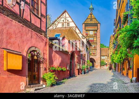 Riquewihr, Alsazia. Rue du General de Gaulle in uno dei più bei villaggi della Francia, famoso per il percorso panoramico del vino. Foto Stock