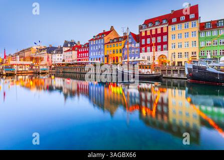 Copenaghen, Danimarca. Nyhavn. iconico canale d'acqua al crepuscolo mattutino colorato con riflessi d'acqua mozzafiato. Foto Stock