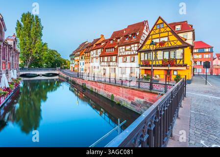 Colmar in Alsazia, Francia. Pittoresca cittadina con case colorate e a graticcio, i canali Petite Venice, i vigneti, la splendida architettura e il delizioso Foto Stock