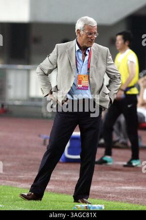 20 maggio 2012; Guangzhou, CINA; l'ex allenatore vincitore della Coppa del mondo 2006 Marcello Lippi ha guidato il Guangzhou Evergrande alla vittoria per 1-0 su Qingdao Jonoon nella sua prima partita in carica nella Super League cinese di domenica. L'italiano, che ha sostituito il licenziato Lee Jang-Soo durante la settimana, ha visto l'attaccante internazionale cinese Gao Lin in in testa all'unico gol della partita in 67 minuti per conquistare la vittoria che mantiene Guangzhou in cima al tavolo. (Immagine di credito: © Yujun Ruan/Osports tramite filo ZUMA) Foto Stock