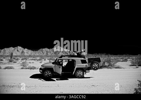 25 febbraio 2012 - confine con il Messico - pienamente consapevoli dei pericoli di un viaggio nel deserto in remoto, avevamo 15 galloni di carburante in più e 20 galloni di acqua caricati sulla parte superiore del camion. Guidando attraverso questo deserto, nel comfort e all'ombra del veicolo, mi sono sentito quasi in colpa a volte sapendo che nel raggio di 25 miglia dalla nostra abbondanza di acqua e ombra, migliaia di anime sfortunate sono morte a causa della disidratazione incessante e del colpo di calore. Ci è voluto solo un minuto per uscire dal veicolo per riconoscere quanto sei ostile e esposto. C'erano tratti del deserto di Sonora dove il nostro vehi Foto Stock