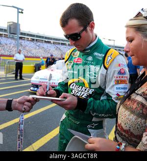 24 maggio 2012 - Concord, NC, USA - il pilota della NASCAR Sprint Cup Series Kasey Kahne si ferma a firmare autografi per i tifosi dopo la sua corsa di qualificazione per la Coca-Cola 600 di giovedì 24 maggio 2012 al Charlotte Motor Speedway di Concord, North Carolina. La Coca-Cola 600 si svolgerà domenica 27 maggio 2012. (Immagine di credito: © Jeff Siner/Charlotte Observer/MCT/ZUMAPRESS.com) Foto Stock