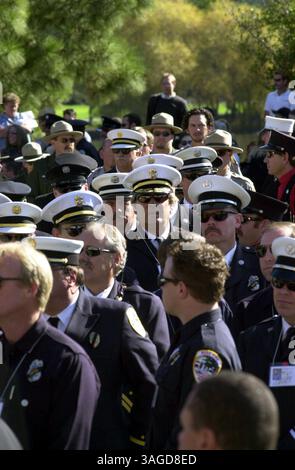 12 novembre 2003; San Rafael, CA, USA; Novato, vigile del fuoco californiano Steven Rucker, che ha perso la vita nei recenti incendi della California meridionale, è ricordato in un servizio commemorativo a cui hanno partecipato migliaia di pompieri, polizia, familiari e amici a San Rafael. FOTO: L'immagine di Rucker viene portata all'interno del Marin Center da guardie colorate prima del servizio. (Immagine di credito: Adam Traum/ZUMAPRESS.com) Foto Stock