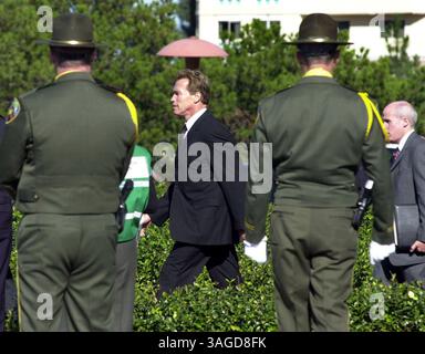 12 novembre 2003; San Rafael, CA, USA; il governatore eletto ARNOLD SCHWARZENEGGER (R) lascia un memoriale per Novato, vigile del fuoco della California Steven Rucker, che ha perso la vita nei recenti incendi della California meridionale. Al servizio commemorativo hanno partecipato migliaia di vigili del fuoco, polizia, familiari e amici a San Rafael. (Immagine di credito: Adam Traum/ZUMAPRESS.com) Foto Stock