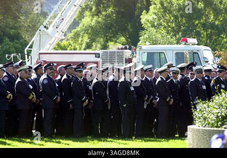 12 novembre 2003; San Rafael, CA, USA; Novato, vigile del fuoco californiano Steven Rucker, che ha perso la vita nei recenti incendi della California meridionale, è ricordato in un servizio commemorativo a cui hanno partecipato migliaia di pompieri, polizia, familiari e amici a San Rafael. FOTO: I piangenti si allineano di fronte al motore antincendio Rucker fuori dal centro amministrativo della contea di Marin. (Immagine di credito: Adam Traum/ZUMAPRESS.com) Foto Stock