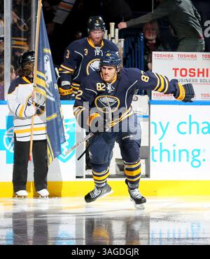 NHL-Buffalo Sabres vs Pittsburgh Penguins, ven, March, 30,2012 Buffalo Sabres ala sinistra Marcus Foligno #82 gradini sul ghiaccio al primo Niagara Center per la prima stella dell'azione tra Buffalo Sabres vs Pittsburgh Penguins a Buffalo, New York. (Immagine di credito: © Nick Loverde/Cal Sport Media/ZUMAPRESS.com) Foto Stock