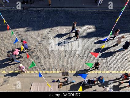 Edimburgo, Scozia, Regno Unito. 8 aprile 2025. Il glorioso clima soleggiato continua attraverso la città con gente del posto e visitatori che raggiungono i soliti punti caldi. Victoria Street nella città vecchia vista dall'alto. Crediti: Craig Brown/Alamy Live News Foto Stock