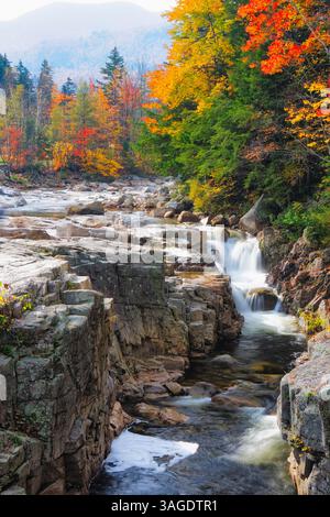 Vista ad angolo alto della Gola Rocky con il fiume Swift durante il Fall Peak Foliage, White Mountains, New Hampshire Foto Stock