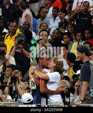 22 agosto 2008 - Pechino, Cina - BRIAN CLAY degli Stati Uniti celebra dopo i 1.500 m di decathlon maschile allo Stadio Nazionale, noto anche come Nido d'uccello, durante i Giochi Olimpici di Pechino 2008 a Pechino, Cina, 22 agosto 2008. Bryan Clay ha vinto il titolo con 8791 punti (Credit Image: PhotoXpress/ZUMAPRESS.com) Foto Stock