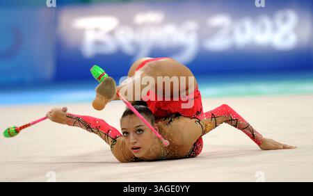 22 agosto 2008 - Pechino, Cina - EVGENIYA KANAEVA della Russia gareggia durante le qualificazioni individuali a tutti i round all'evento di ginnastica ritmica dei Giochi Olimpici di Pechino 2008 a Pechino, Cina, 22 agosto 2008. Evgeniya Kanaeva è arrivata in finale con 74,075 punti (Credit Image: PhotoXpress/ZUMAPRESS.com) Foto Stock