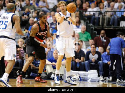 6 aprile 2012: L'attaccante di potere dei Dallas Mavericks Dirk Nowitzki #41 è sorvegliato dall'attaccante di potere dei Portland Trail Blazers LaMarcus Aldridge #12 durante una partita NBA tra i Portland Trail Blazers e i Dallas Mavericks all'American Airlines Center di Dallas, Texas (Credit Image: © Albert pena/Cal Sport Media/ZUMAPRESS.com) Foto Stock