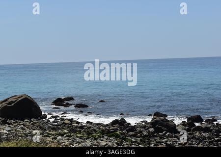 La costa di Big Sur offre una bellezza spettacolare e aspra, con spiagge mozzafiato tra le torreggianti scogliere e il vasto Oceano Pacifico. Foto Stock