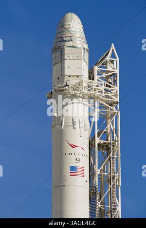 17 aprile 2012 - Cape Canaveral, Florida, Stati Uniti - la navicella spaziale Dragon si trova in cima al razzo Falcon 9 durante un recente test presso la rampa di lancio che decollerà da fine mese. Space Exploration Technologies, conosciuta come SpaceX, con sede in California, si sta preparando a lanciare un'ambiziosa missione per attraccare la sua navicella spaziale Dragon alla stazione spaziale e riportarla sulla Terra. La navicella spaziale non avrà un equipaggio, ma trasporterà circa 1.200 chili di carico che gli astronauti e i cosmonauti che vivono nella stazione saranno in grado di utilizzare. La capsula andrà nello spazio in cima a un razzo Falcon 9 anch'esso costruito da SpaceX. Foto Stock