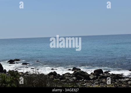 La costa di Big Sur offre una bellezza spettacolare e aspra, con spiagge mozzafiato tra le torreggianti scogliere e il vasto Oceano Pacifico. Foto Stock