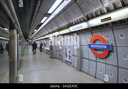 Vista interna della stazione della metropolitana di Westminster, Londra, Regno Unito. Mostra le piattaforme della Jubilee Line con targhetta Westminster e porte montate sulla piattaforma. Foto Stock