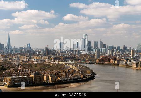 Vista aerea del Tamigi e dello skyline della città di Londra, tra cui The Shard e i moderni grattacieli, in una giornata parzialmente nuvolosa Foto Stock