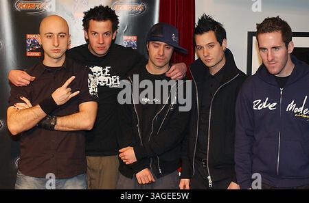 5 dicembre 2003; Los Angeles, CA, Stati Uniti; la band PIANO SEMPLICE al 3° Concerto annuale Jingle Ball di KIIS-FM tenutosi allo Staples Center. (Immagine di credito: Vaughn Youtz/ZUMAPRESS.com) Foto Stock