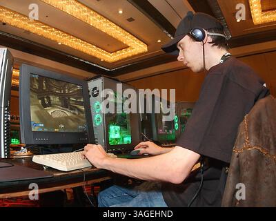 10 gennaio 2004; Las Vegas, Nevada, Stati Uniti; il gamer LIAM MARTIN (Inghilterra) pratica i giochi AMD/ATI Cyber X annuali. (Immagine di credito: Vaughn Youtz/ZUMAPRESS.com) Foto Stock