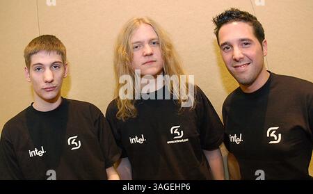 10 gennaio 2004; Las Vegas, Nevada, Stati Uniti; il team di contrattacco di Intel Schroet Kommando, da sinistra, YOAN MERLO (Francia), DANIEL HOLTHUIS (Germania) e ALEXANDER MUELLER ai 1° Giochi AMD/ATI Cyber X annuali. (Immagine di credito: Vaughn Youtz/ZUMAPRESS.com) Foto Stock