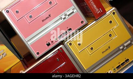 10 gennaio 2004; Las Vegas, Nevada, Stati Uniti; Shuttle X SFF (Small Form Factor) computer al 1° Annual AMD/ATI Cyber X Games. (Immagine di credito: Vaughn Youtz/ZUMAPRESS.com) Foto Stock