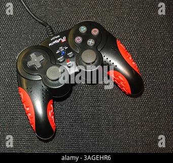 10 gennaio 2004; Las Vegas, Nevada, Stati Uniti; un controller di gioco NYKO Technologies Air Flo ex al 1° Annual AMD/ATI Cyber X Games. (Immagine di credito: Vaughn Youtz/ZUMAPRESS.com) Foto Stock