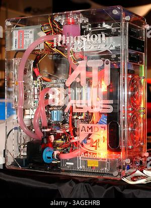 10 gennaio 2004; Las Vegas, Nevada, Stati Uniti; al vincitore di un disegno al 1° Annual AMD/ATI Cyber X Games è stato offerto un super computer da gioco costruito da tutti i computer americani e dotato di una scheda ATI Radeon 9800 XT, una CPU AMD Athlon FX 51, una scheda madre ASUS SX8V e un kit di memoria Kingston Hyper X 1 Gig, con un sistema di raffreddamento attivo personalizzato liqiud. . (Immagine di credito: Vaughn Youtz/ZUMAPRESS.com) Foto Stock
