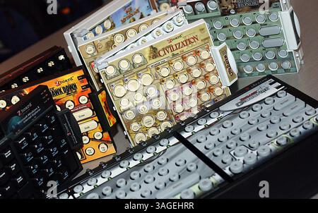 10 gennaio 2004; Las Vegas, Nevada, Stati Uniti; un sistema di tastiera personalizzato specifico per il gioco Zboard al 1° Annual AMD/ATI Cyber X Games. (Immagine di credito: Vaughn Youtz/ZUMAPRESS.com) Foto Stock
