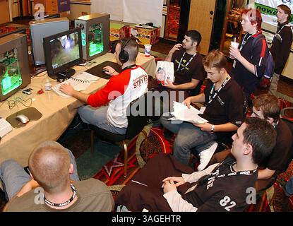 10 gennaio 2004; Las Vegas, Nevada, Stati Uniti; i giocatori si allenano ai 1° Giochi AMD/ATI Cyber X annuali. (Immagine di credito: Vaughn Youtz/ZUMAPRESS.com) Foto Stock