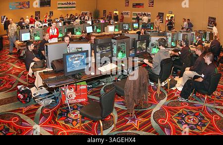 10 gennaio 2004; Las Vegas, Nevada, Stati Uniti; i giocatori si allenano ai 1° Giochi AMD/ATI Cyber X annuali. (Immagine di credito: Vaughn Youtz/ZUMAPRESS.com) Foto Stock