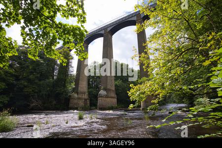 L'acquedotto Pontcysyllte trasporta il canale Llangollen attraverso il fiume Dee nel Galles nord-orientale. Foto Stock