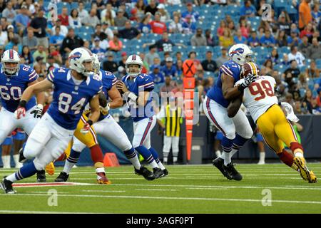 9 agosto 2012 - Orchard Park, New York, U. S - il quarterback dei Buffalo Bills Ryan Fitzpatrick (14) fa la tasca nel primo quarto contro i Washington Redskins. I Washington Redskins guidarono i Buffalo Bills 7-3 a metà della prima gara di pre-stagione al Ralph Wilson Stadium di Orchard Park, New York. (Immagine di credito: © Michael Johnson/ZUMAPRESS.com) Foto Stock