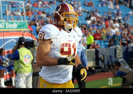 9 agosto 2012 - Orchard Park, New York, U. S - il linebacker dei Washington Redskins RYAN KERRIGAN (91) corre in campo per l'inizio della partita contro i Buffalo Bills. I Washington Redskins guidarono i Buffalo Bills 7-3 a metà della prima gara di pre-stagione al Ralph Wilson Stadium. (Immagine di credito: © Michael Johnson/ZUMAPRESS.com) Foto Stock