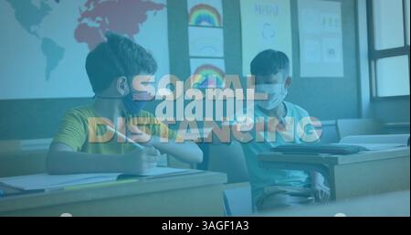 Testo di distanziamento sociale contro due ragazzi di scuola che indossano un saluto facciale toccando i gomiti Foto Stock